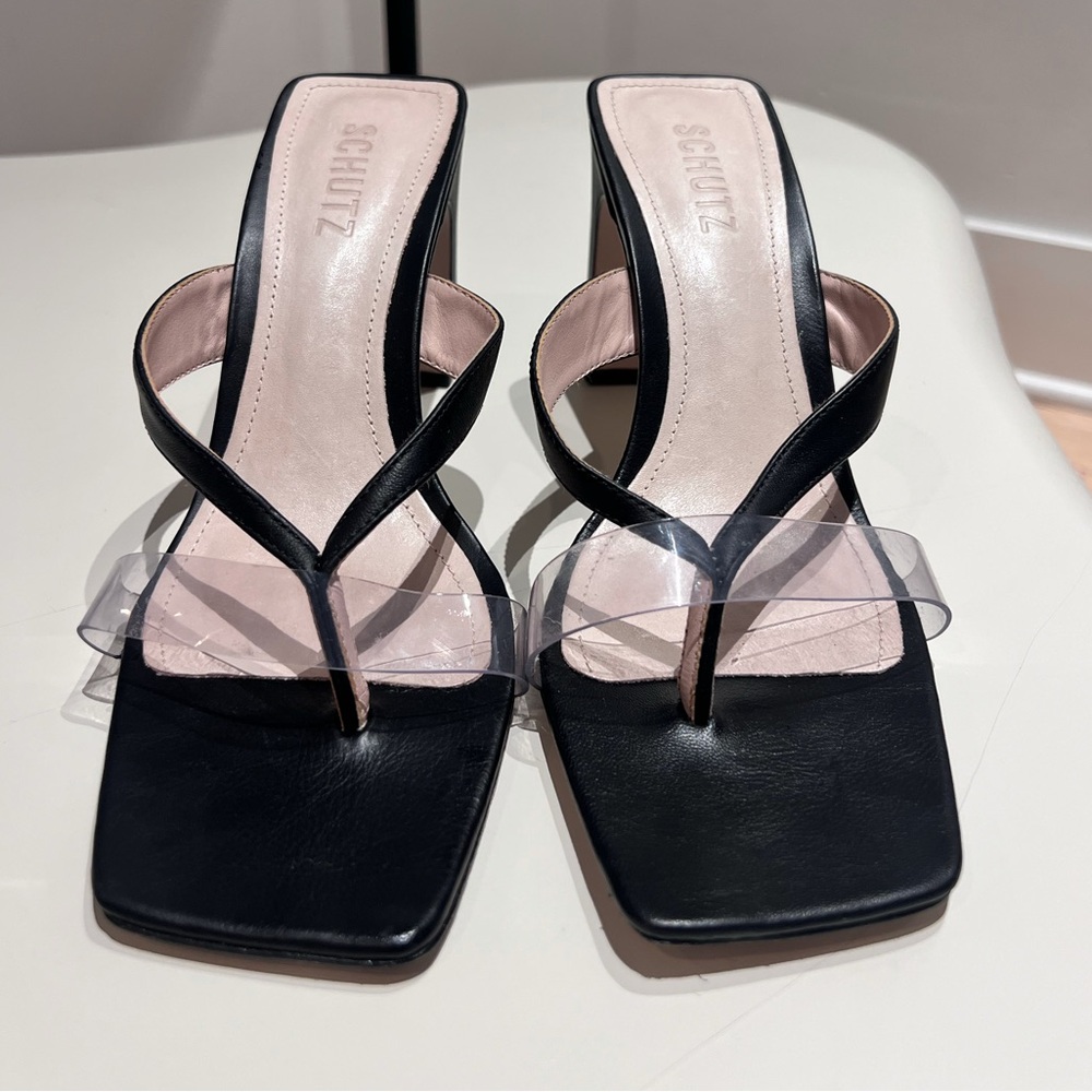 Trendy SCHUTZ square heel leather sandals